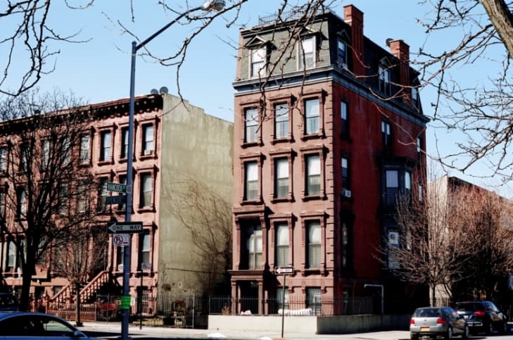 Photo of a New York City Brownstone building that has 5 floors.